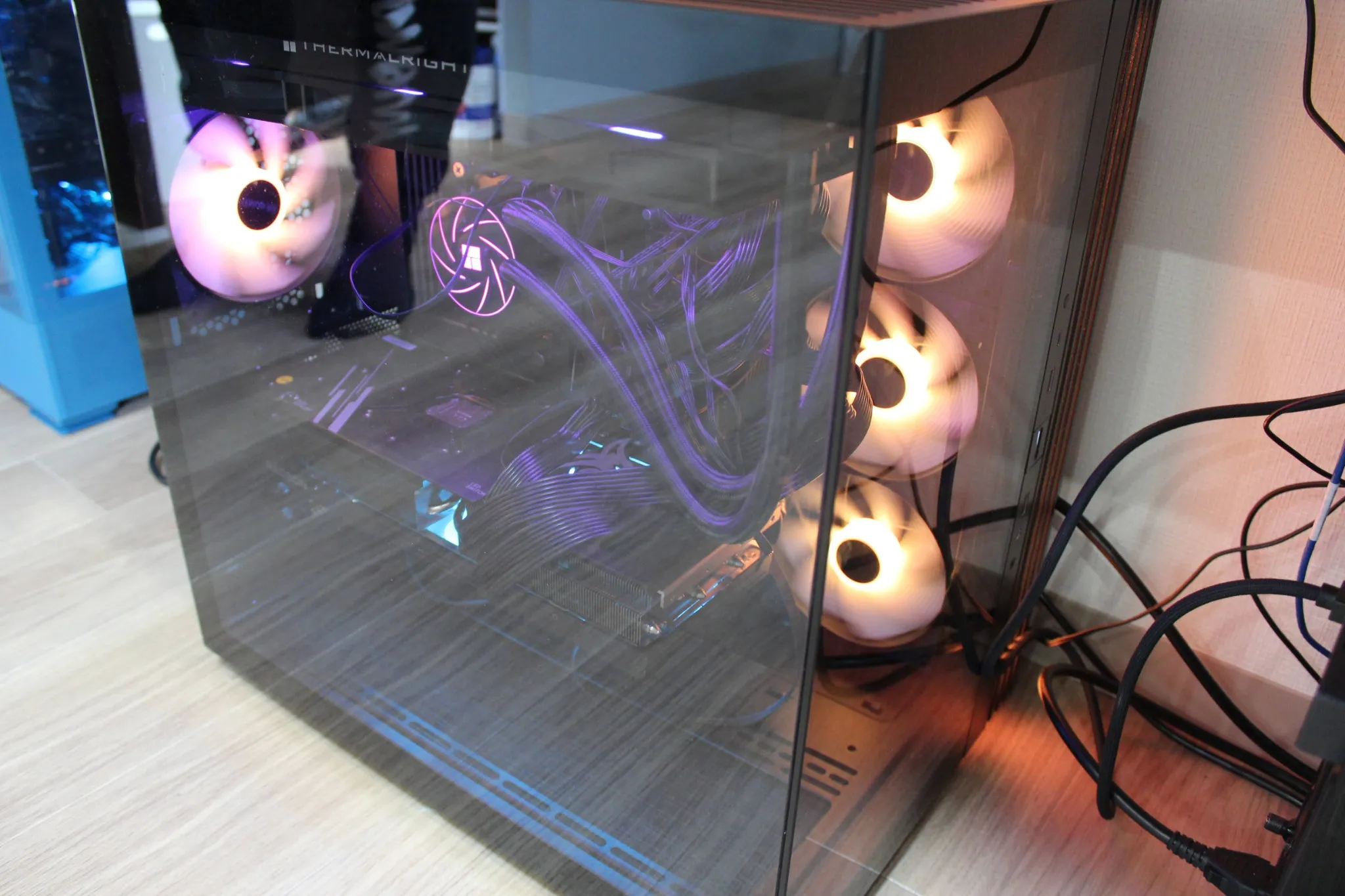 子どもたちがPCを体験する様子2